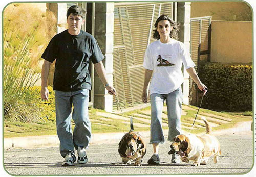 Foto: Edimilson Reis - Caminhadas: Luciana e o marido, Leonir, exercitam os cães.